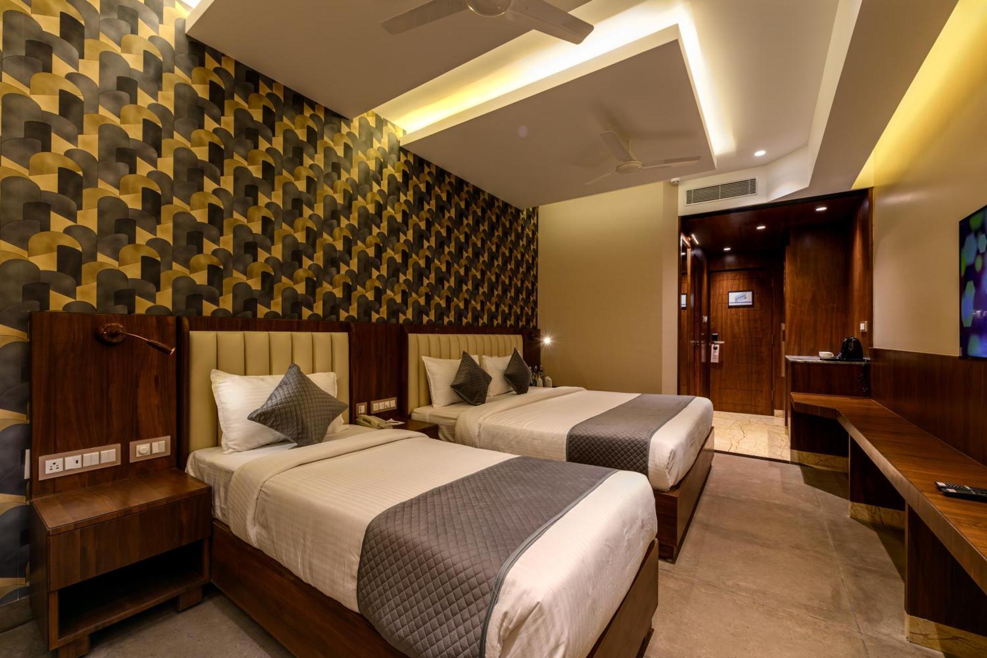 Sundex Hotel Thanjavur Bagian luar foto